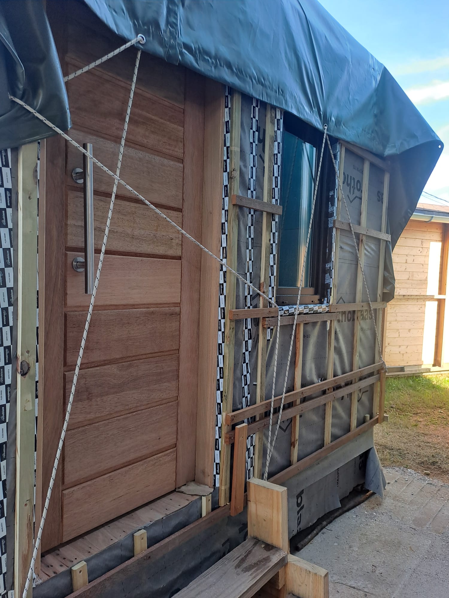 Montaje de fachada de casa prefabricada de madera en obra
