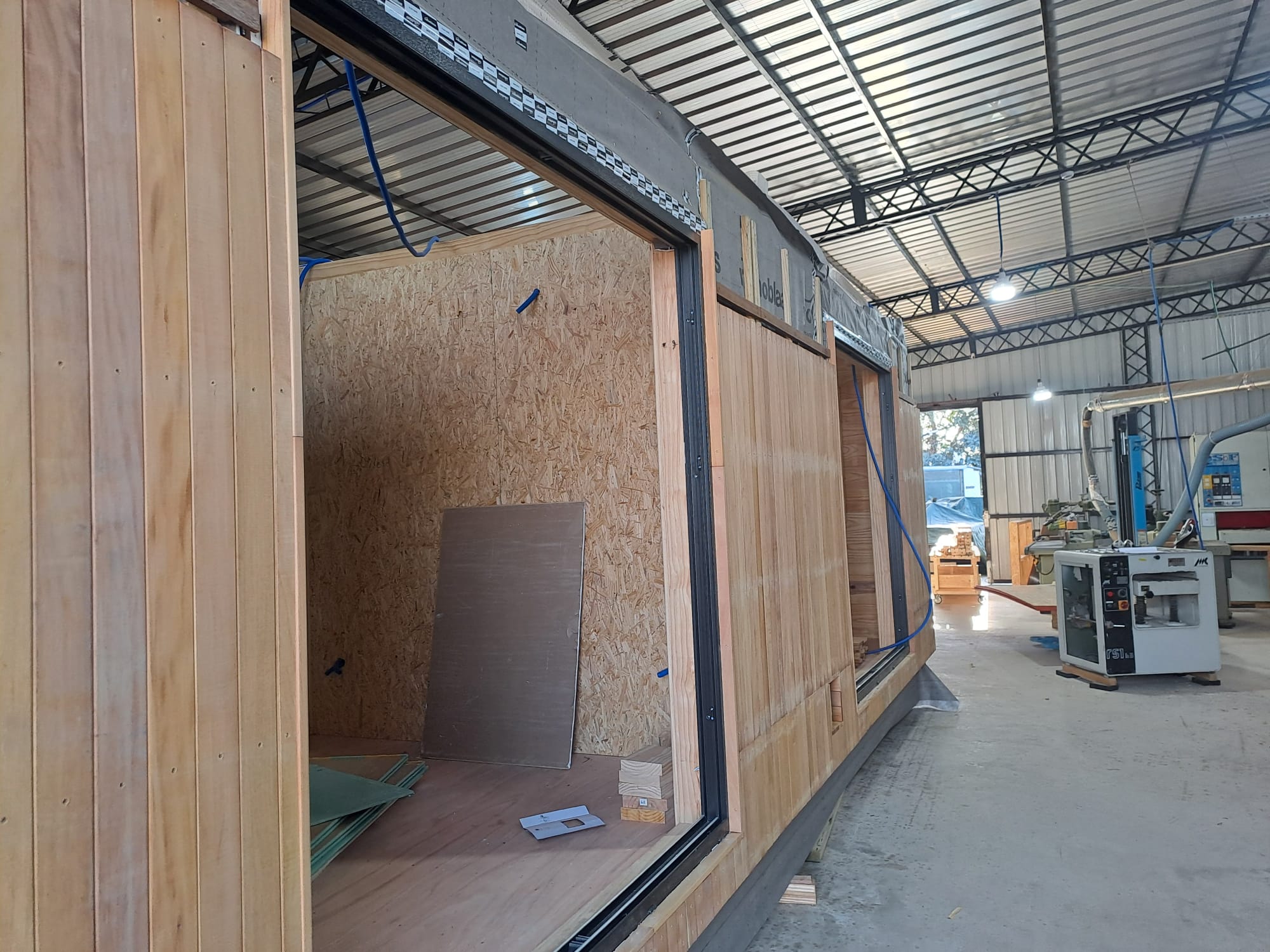 Módulos de madera maciza en fabricación en planta, Maldonado